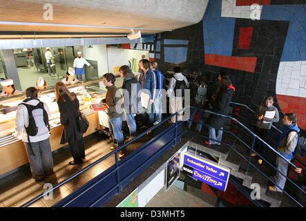 Gli studenti in coda durante l'ora di pranzo alla cantina nel refettorio dell'università di Friburgo, Germania, Mercoledì, 22 marzo 2006. Foto: Patrick Seeger Foto Stock