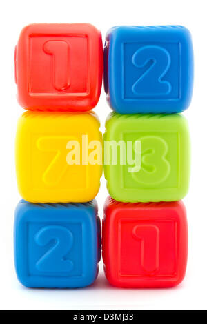 Torre di sei coloratissimi blocchi di costruzione su bianco Foto Stock