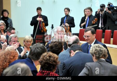 Monaco di Baviera, Germania. Il 21 febbraio 2013. Primo ministro ceco Petr Necas (R) è applaudita da parlamentari accanto al Premier della Baviera Horst Seehofer a Monaco di Baviera, Germania, il 21 febbraio 2013. Necas' visita è un segno della distensione della tensione nelle relazioni Bavarian-Czech. Foto: FRANK LEONHARDT/dpa/Alamy Live News Foto Stock