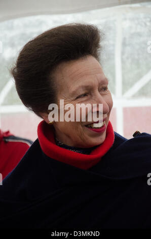 Gloucester, Regno Unito. Il 21 febbraio 2013. The Princess Royal apre la nuova pista di atletica a Gloucester atletica Club. Il brano è stato nuovamente costruito seguendo il finanziamento da una serie di viali. Credito: FishPhotography.net / Alamy Live News Foto Stock