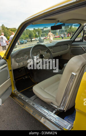 WEYBRIDGE, East Sussex, Regno Unito - 19 agosto: una vista interna di un giallo Ford Mustang in mostra al motore di Brooklands Museum Mustang soddisfare Foto Stock