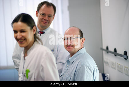 I medici responsabili Barbara Ludwig e Robert Gruetzmann pone con paziente Michael Schoene (R) durante una sessione di stampa a Carl Gustav Carus Ospedale universitario di Dresda, in Germania, il 21 febbraio 2013. Il Centro per il trapianto di cellule insulari situato presso l'ospedale universitario hanno salvato vittima di incidente Schoene da gravi di diabete. La scorsa settimana durante un funzionamento di notte, il team è riuscito a recupero insuling produrre cellule insulari dal paziente pancreas distrutte, ad elaborarli e il loro impianto nel suo fegato. Foto: Arno Burgi Foto Stock