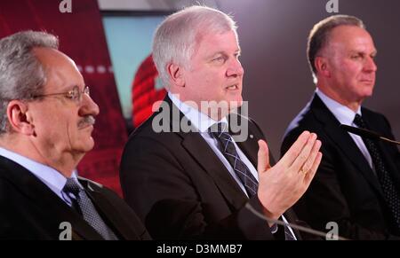 Monaco di Baviera, Germania. Il 21 febbraio 2013. Christian Ude, il sindaco di Monaco di Baviera (L-R), stato bavarese governatore Horst Seehofer, e Karl-Heinz Rummenigge, CEO di Bayern Muenchen adress media durante una conferenza stampa della città di Monaco di Baviera per diventare un Euro 2020 host city il 21 febbraio 2013 a Monaco di Baviera, Germania. Foto: Lennart premere dpa/ Alamy Live News Foto Stock