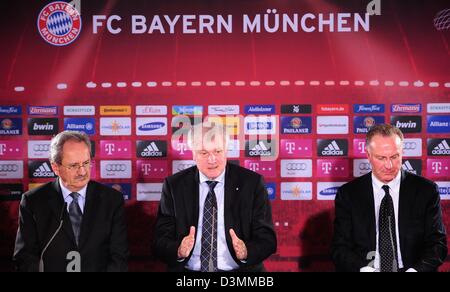 Monaco di Baviera, Germania. Il 21 febbraio 2013. Christian Ude, il sindaco di Monaco di Baviera (L-R), stato bavarese governatore Horst Seehofer, e Karl-Heinz Rummenigge, CEO di Bayern Muenchen adress media durante una conferenza stampa della città di Monaco di Baviera per diventare un Euro 2020 host city il 21 febbraio 2013 a Monaco di Baviera, Germania. Foto: Lennart Preiss dpa/ Alamy Live News Foto Stock