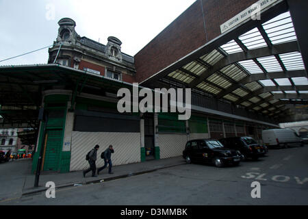 Londra, Regno Unito. Il 21 febbraio 2013. Piano di sviluppatori per rigenerare Smithfield Market che ha resistito abbandonata per dieci anni con un GBP 160 milioni di rigenerazione in un artigiano food centre. Smithfield che era un mercato di lavoro e ha fornito cibo per più di 800 anni per i londinesi. Credito: amer ghazzal / Alamy Live News Foto Stock