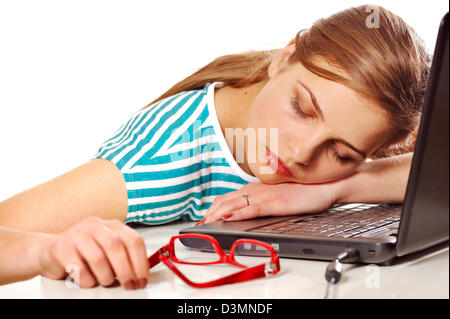 Ragazza dorme sul suo computer portatile Foto Stock