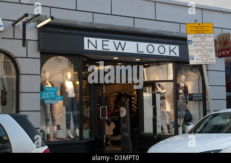 Aberystwyth, Wales, Regno Unito. Il 21 febbraio 2013. Recentemente rinnovato look nuovo negozio in Aberystwyth, che è stato recentemente dato retrospettiva il permesso di pianificazione anche se il consigliere hanno lamentato che il nuovo digital signage non è stato né bilingue o non è in armonia con il patrimonio storico della città. Credito: Barry Watkins / Alamy Live News Foto Stock