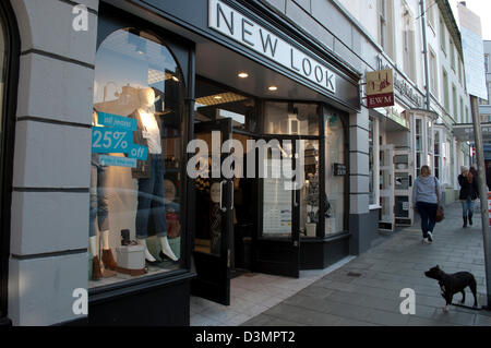 Aberystwyth, Wales, Regno Unito. Il 21 febbraio 2013. Recentemente rinnovato look nuovo negozio in Aberystwyth, che è stato recentemente dato retrospettiva il permesso di pianificazione anche se il consigliere hanno lamentato che il nuovo digital signage non è stato né bilingue o non è in armonia con il patrimonio storico della città. Credito: Barry Watkins / Alamy Live News Foto Stock