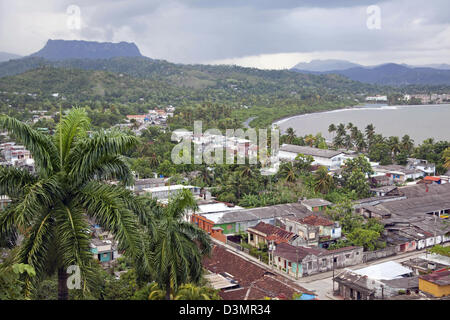 Vista sulla città Baracoa, bay e la table mountain El Yunque, provincia di Guantánamo, a Cuba, dei Caraibi Foto Stock