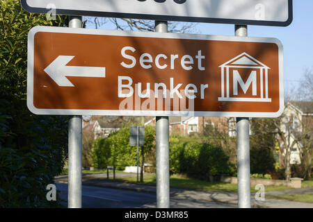 Segnaletica marrone che puntano a un bunker segreto Foto Stock