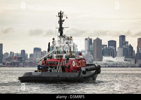 Rimorchiatore attraversando Burrard ingresso, Vancouver, British Columbia, Canada Foto Stock