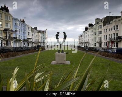 New Steine, Brighton, mostrando i giardini e il bronzo fuso AIDS Memorial Sculpture di Romany Mark Bruce Foto Stock