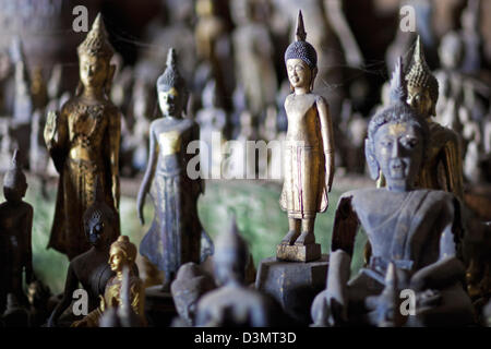 Statue di Buddha all'interno della grotta inferiore / Tham Ting a Pak Ou grotte lungo il fiume Mekong vicino a Luang Prabang, Laos, sud-est asiatico Foto Stock