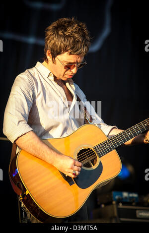 Dopo Oasis, Noel Gallagher di alta uccelli in volo in concerto a V festival, Chelmsford Essex REGNO UNITO Foto Stock