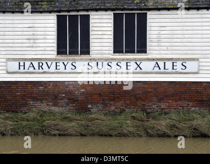 Birreria Harveys segno lungo il fiume Ouse a Lewes, East Sussex Foto Stock