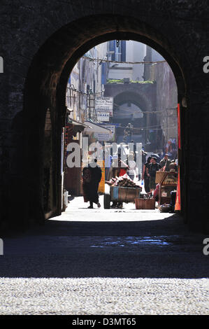 Visualizzazione attraverso l'arco di mercato gli operatori nella Medina nel medievale città murata di Essaouira sulla costa atlantica del Marocco Foto Stock