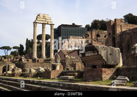 I restanti tre colonne corinzie dal tempio di Castore e Polluce in le rovine del Foro Romano a Roma Italia Foto Stock