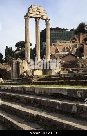 I restanti tre colonne corinzie dal tempio di Castore e Polluce in le rovine del Foro Romano a Roma Italia Foto Stock