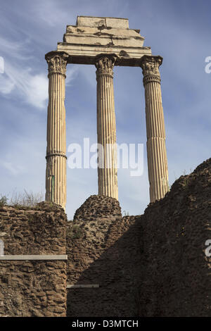 I restanti tre colonne corinzie dal tempio di Castore e Polluce in le rovine del Foro Romano a Roma Italia Foto Stock