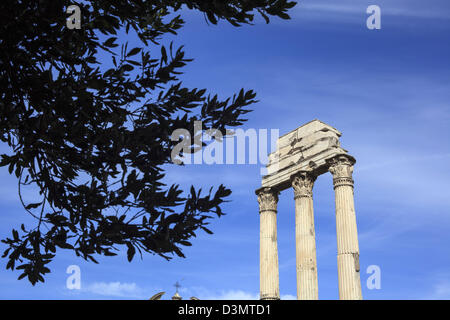 I restanti tre colonne corinzie dal tempio di Castore e Polluce in le rovine del Foro Romano a Roma Italia Foto Stock