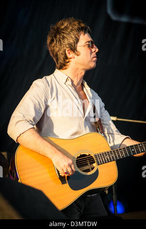 Dopo Oasis, Noel Gallagher di alta uccelli in volo in concerto a V festival, Chelmsford Essex REGNO UNITO Foto Stock