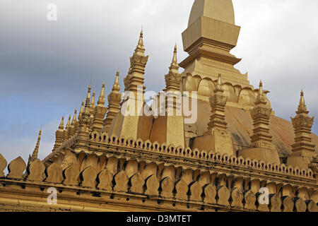 Pha That Luang / grande Stupa, oro-coperto grande stupa buddisti nel centro di Vientiane, Laos, sud-est asiatico Foto Stock