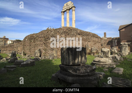 I restanti tre colonne corinzie dal tempio di Castore e Polluce in le rovine del Foro Romano a Roma Italia Foto Stock