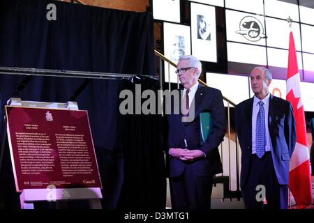 Toronto, Canada. Il 21 febbraio 2013. John Carmichael, membro del Parlamento di Don Valley Ovest presso lo scoprimento di una lapide in commemorazione della nazionale di importanza storica di Glenn Gould durante l'annuncio delle laureate del decimo Glenn Gould premio detenuti presso il Sony Center per le Arti Performative. (DCP/N8N) Credito: n8n foto / Alamy Live News Foto Stock