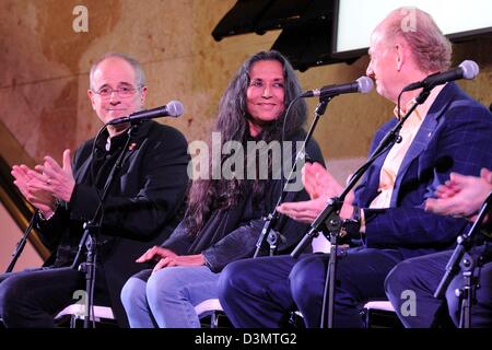 Toronto, Canada. Il 21 febbraio 2013. Illustre giuria internazionale annuncia Robert Lepage come le laureate del decimo Glenn Gould premio a Toronto al Sony Center for the Performing Arts.in foto, giuria consiste di Bob Ezrin, Deepa Mehta, e John Ralston Saul. (DCP/N8N) Credito: n8n foto / Alamy Live News Foto Stock