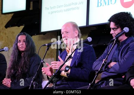 Toronto, Canada. Il 21 febbraio 2013. Illustre giuria internazionale annuncia Robert Lepage come le laureate del decimo Glenn Gould premio a Toronto al Sony Center for the Performing Arts.in foto, giuria consiste di Bob Ezrin, Deepa Mehta, e John Ralston Saul. (DCP/N8N) Credito: n8n foto / Alamy Live News Foto Stock