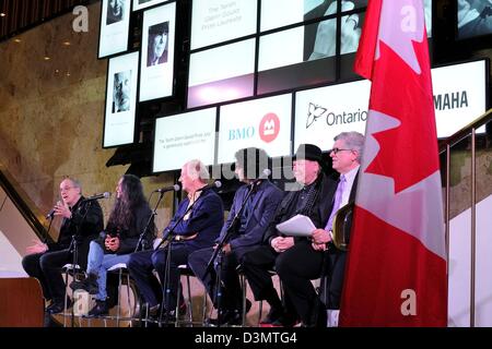 Toronto, Canada. Il 21 febbraio 2013. Illustre giuria internazionale annuncia Robert Lepage come le laureate del decimo Glenn Gould premio a Toronto al Sony Center per le Arti Performative. Nella foto, Bob Ezrin, Deepa Mehta, John Ralston Saul, Rolando Villazon, Paul Hoffert e Brian Levine. (DCP/N8N) Credito: n8n foto / Alamy Live News Foto Stock