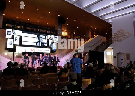 Toronto, Canada. Il 21 febbraio 2013. Illustre giuria internazionale annuncia Robert Lepage come le laureate del decimo Glenn Gould premio a Toronto al Sony Center per le Arti Performative. Nella foto, Bob Ezrin, Deepa Mehta, John Ralston Saul, Rolando Villazon, Paul Hoffert e Brian Levine. (DCP/N8N) Credito: n8n foto / Alamy Live News Foto Stock