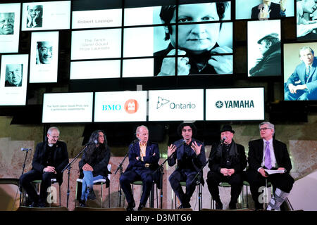 Toronto, Canada. Il 21 febbraio 2013. Illustre giuria internazionale annuncia Robert Lepage come le laureate del decimo Glenn Gould premio a Toronto al Sony Center per le Arti Performative. Nella foto, Bob Ezrin, Deepa Mehta, John Ralston Saul, Rolando Villazon, Paul Hoffert e Brian Levine. (DCP/N8N) Credito: n8n foto / Alamy Live News Foto Stock