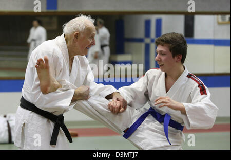 Doesburg, Paesi Bassi. Il 21 febbraio 2013. 90 anni Wim Van Delden (L) è la pratica di Jiu Jutsu in Doesburg, Paesi Bassi, 21.02.2013. Van Delden è uno dei più antichi nei Paesi Bassi e attivo solo fighter di quell'età. Il supporto della cintura nera (secondo dan) jiu jitsu, mettere il suo braccio e gamba morsetti ancora come un giovane uomo, dice il suo Sensei. Due volte a settimana treni Wim Van Delden allo Sport e ricreazione Istituto Doesburg con gli sportivi che sono decine di anni più giovane di lui è. Foto: VidiPhoto dpa/Alamy Live News - PAESI BASSI FUORI Foto Stock