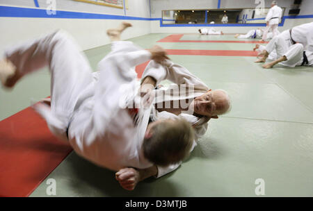 Doesburg, Paesi Bassi. Il 21 febbraio 2013. 90 anni Wim Van Delden è la pratica di Jiu Jutsu in Doesburg, Paesi Bassi, 21.02.2013. Van Delden è uno dei più antichi nei Paesi Bassi e attivo solo fighter di quell'età. Il supporto della cintura nera (secondo dan) jiu jitsu, mettere il suo braccio e gamba morsetti ancora come un giovane uomo, dice il suo Sensei. Due volte a settimana treni Wim Van Delden allo Sport e ricreazione Istituto Doesburg con gli sportivi che sono decine di anni più giovane di lui è. Foto: VidiPhoto dpa/Alamy Live News - PAESI BASSI FUORI Foto Stock