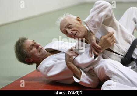 Doesburg, Paesi Bassi. Il 21 febbraio 2013. 90 anni Wim Van Delden (R) è la pratica di Jiu Jutsu in Doesburg, Paesi Bassi, 21.02.2013. Van Delden è uno dei più antichi nei Paesi Bassi e attivo solo fighter di quell'età. Il supporto della cintura nera (secondo dan) jiu jitsu, mettere il suo braccio e gamba morsetti ancora come un giovane uomo, dice il suo Sensei. Due volte a settimana treni Wim Van Delden allo Sport e ricreazione Istituto Doesburg con gli sportivi che sono decine di anni più giovane di lui è. Foto: VidiPhoto dpa/Alamy Live News - PAESI BASSI FUORI Foto Stock