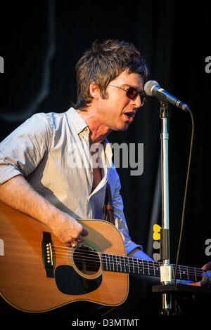 Dopo Oasis, Noel Gallagher di alta uccelli in volo in concerto a V festival, Chelmsford Essex REGNO UNITO Foto Stock