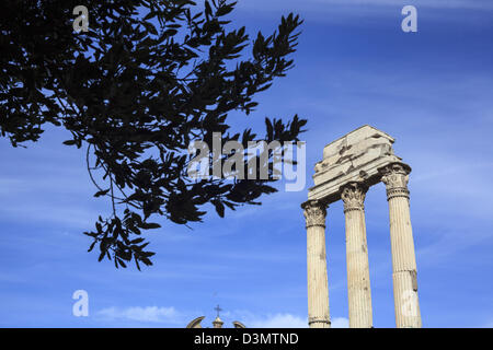 I restanti tre colonne corinzie dal tempio di Castore e Polluce in le rovine del Foro Romano a Roma Italia Foto Stock