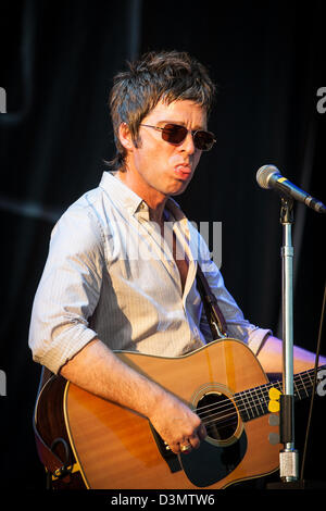 Dopo Oasis, Noel Gallagher di alta uccelli in volo in concerto a V festival, Chelmsford Essex REGNO UNITO Foto Stock