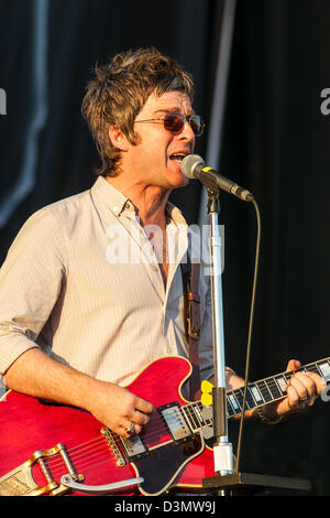 Dopo Oasis, Noel Gallagher di alta uccelli in volo in concerto a V festival, Chelmsford Essex REGNO UNITO Foto Stock