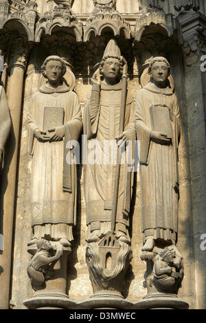 Statue gotiche da sud portico della Cattedrale di Chartres, Francia. . Un sito Patrimonio Mondiale dell'UNESCO. Foto Stock