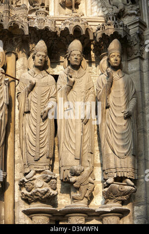 Statue gotiche da sud portico della Cattedrale di Chartres, Francia. . Un sito Patrimonio Mondiale dell'UNESCO. Foto Stock