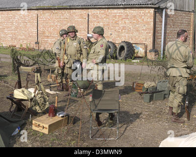 Reenactors raffigurante la seconda guerra mondiale i soldati americani durante la Holme's 1940's weekend. Foto Stock