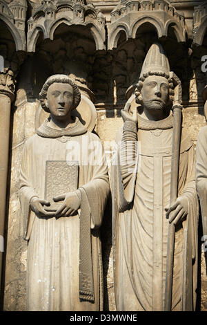 Statue gotiche da sud portico della Cattedrale di Chartres, Francia. . Un sito Patrimonio Mondiale dell'UNESCO. Foto Stock