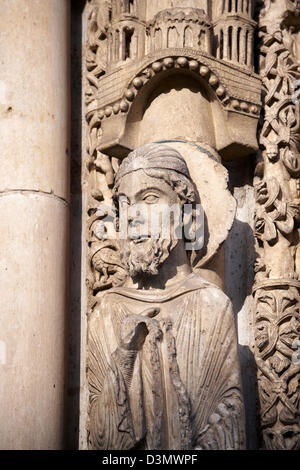 Statue gotiche da sud portico della Cattedrale di Chartres, Francia. . Un sito Patrimonio Mondiale dell'UNESCO. Foto Stock