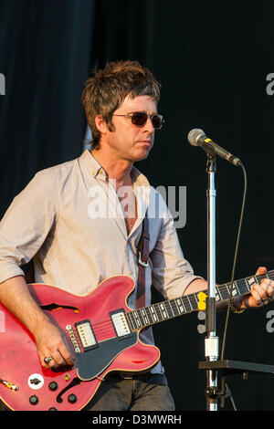 Dopo Oasis, Noel Gallagher di alta uccelli in volo in concerto a V festival, Chelmsford Essex REGNO UNITO Foto Stock