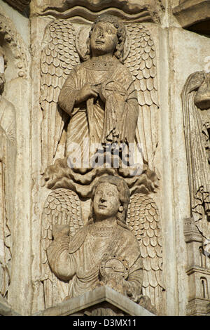 Statue gotiche da sud portico della Cattedrale di Chartres, Francia. . Un sito Patrimonio Mondiale dell'UNESCO. Foto Stock