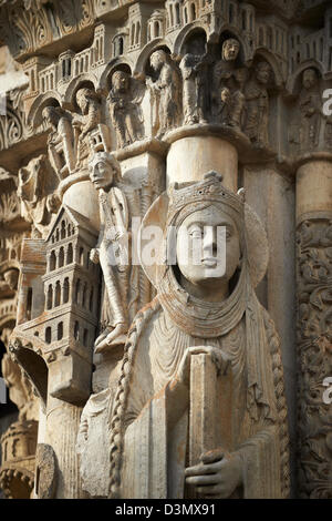 Statue gotiche da sud portico della Cattedrale di Chartres, Francia. . Un sito Patrimonio Mondiale dell'UNESCO. Foto Stock