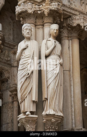 Statue gotiche dal portico settentrionale della Cattedrale di Chartres, Francia. . Un sito Patrimonio Mondiale dell'UNESCO. Foto Stock