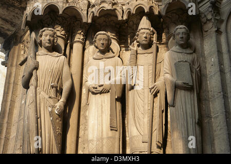 Statue in stile gotico della cattedrale di Chartres, Francia. . Un sito Patrimonio Mondiale dell'UNESCO. Foto Stock